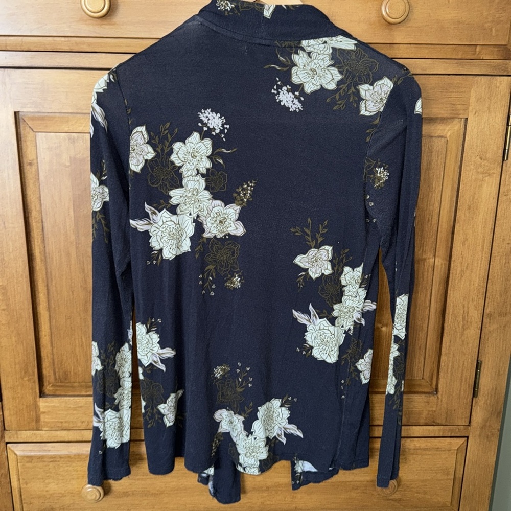 Maurice’s Blue Floral shirt - Picture 2 of 6